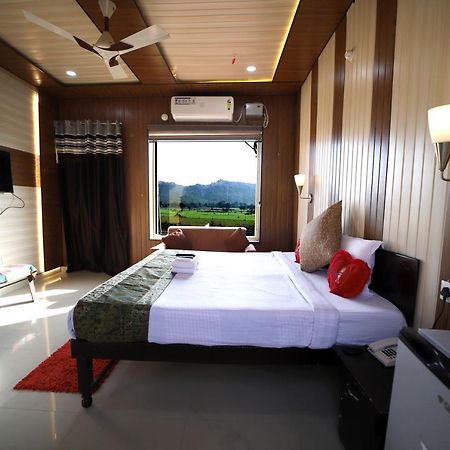 Bundeli Farm Resort & Banquet 奥拉奇哈 外观 照片