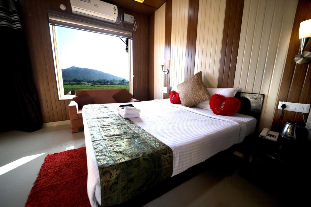 Bundeli Farm Resort & Banquet 奥拉奇哈 外观 照片