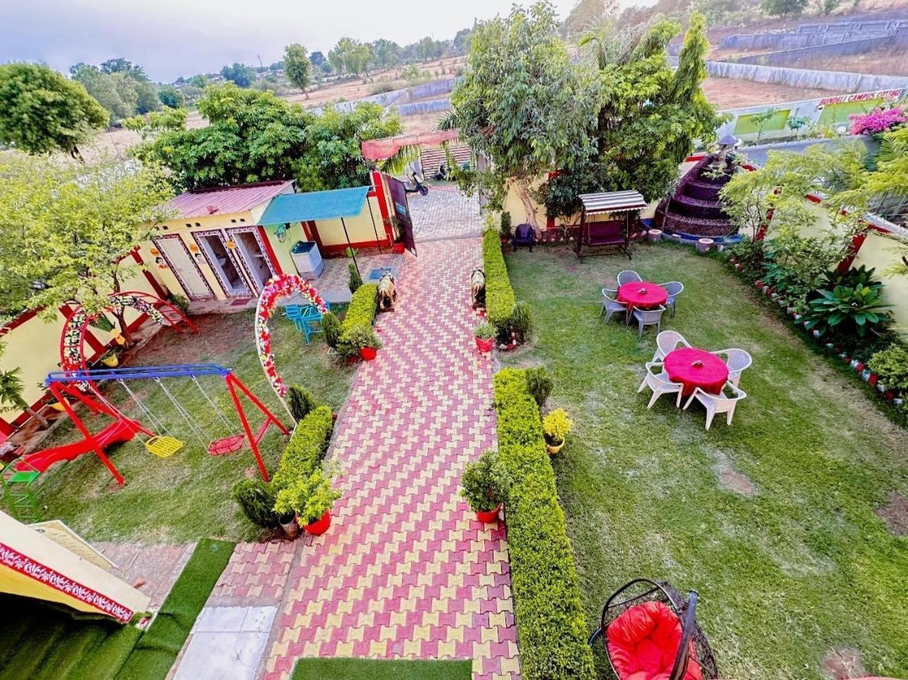 Bundeli Farm Resort & Banquet 奥拉奇哈 外观 照片