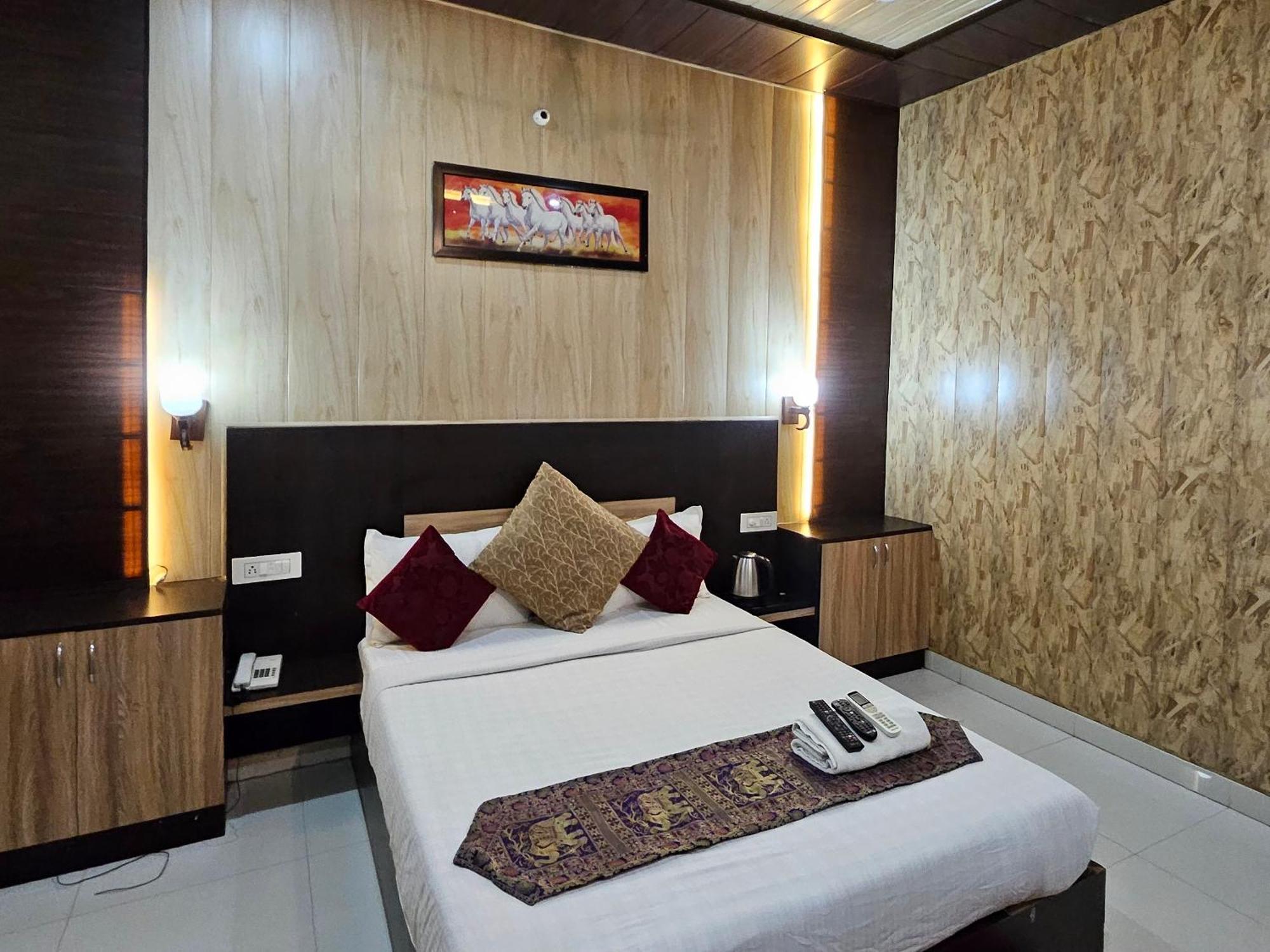 Bundeli Farm Resort & Banquet 奥拉奇哈 外观 照片