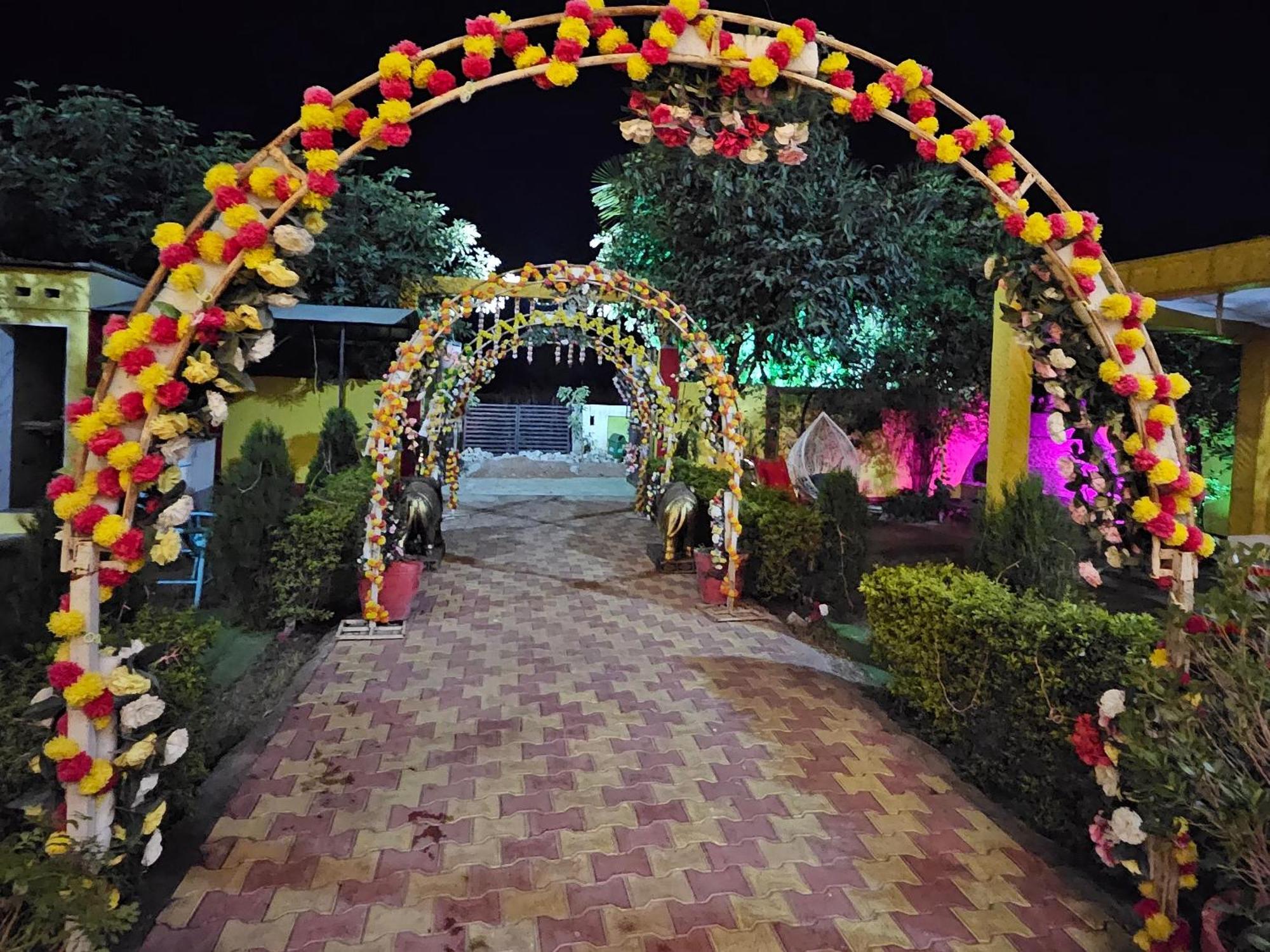 Bundeli Farm Resort & Banquet 奥拉奇哈 外观 照片